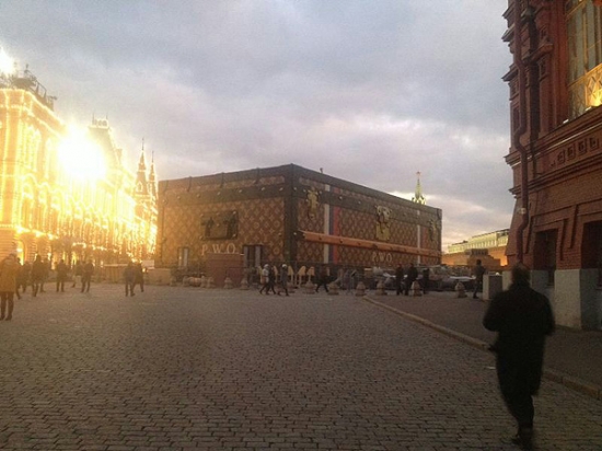 Песков: Кремль не давал указаний убрать чемодан Louis Vuitton