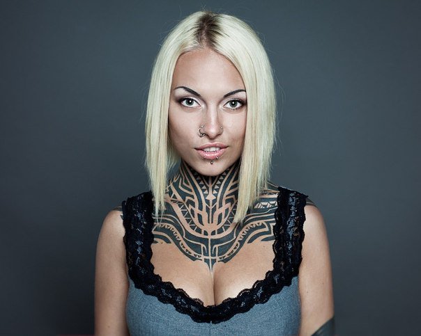 Девушка с татуировкой на шее