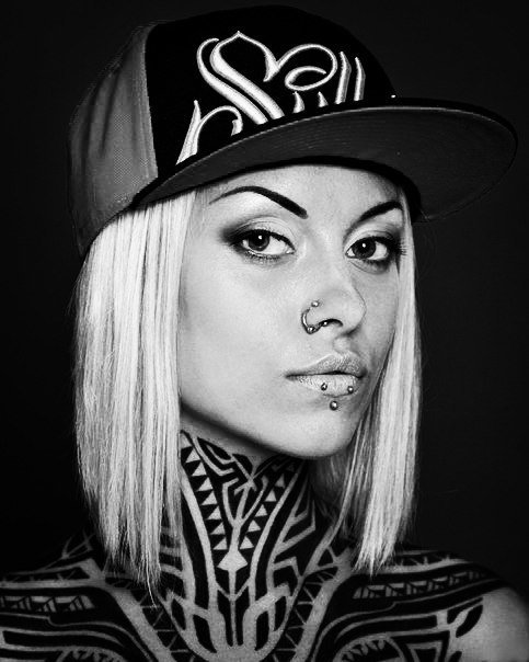 Девушка с татуировкой на шее