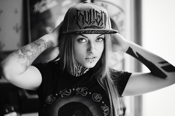 Девушка с татуировкой на шее