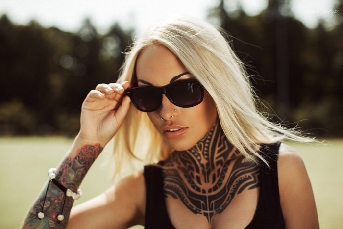 Девушка с татуировкой на шее