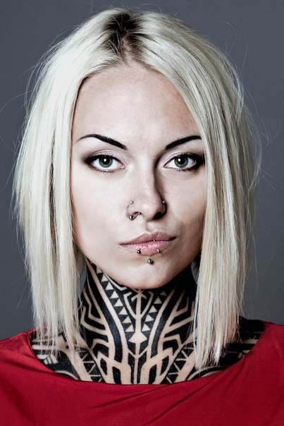 Девушка с татуировкой на шее