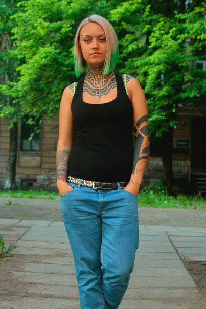 Девушка с татуировкой на шее