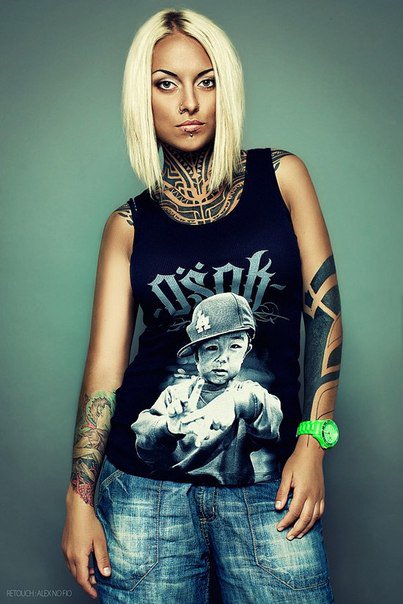 Девушка с татуировкой на шее