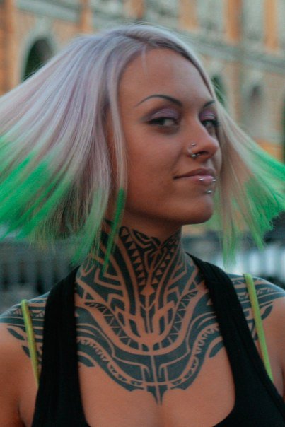 Девушка с татуировкой на шее