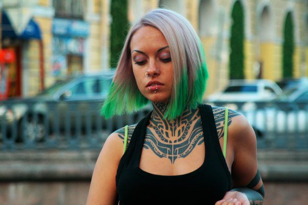 Девушка с татуировкой на шее