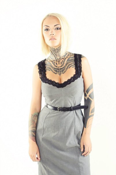 Девушка с татуировкой на шее