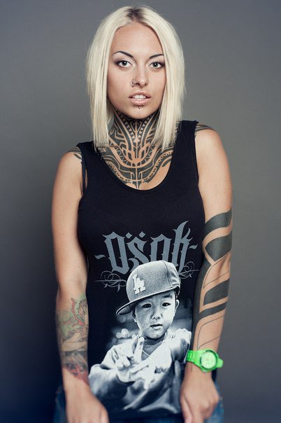 Девушка с татуировкой на шее