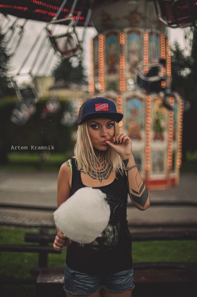 Девушка с татуировкой на шее