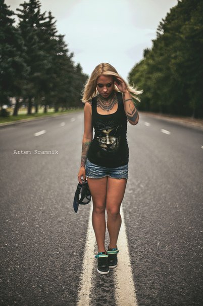 Девушка с татуировкой на шее