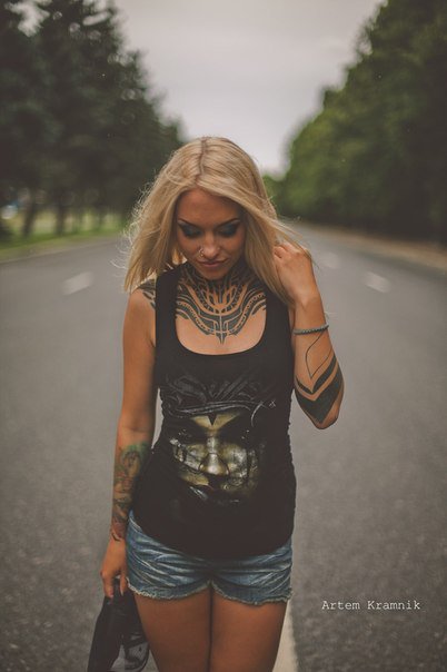 Девушка с татуировкой на шее