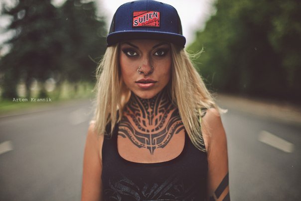 Девушка с татуировкой на шее