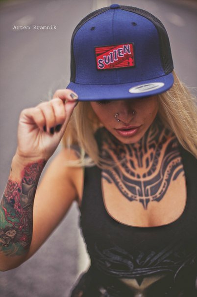 Девушка с татуировкой на шее