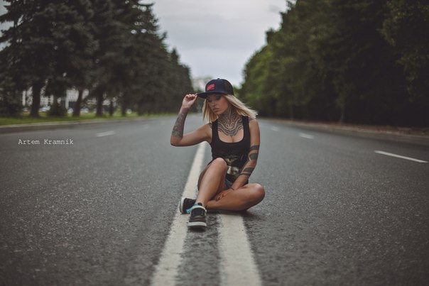 Девушка с татуировкой на шее