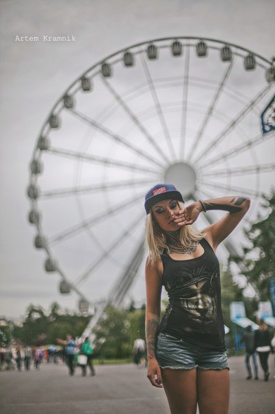 Девушка с татуировкой на шее