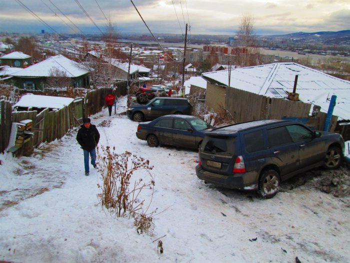 В Красноярске одну дорогу не поделили более десяти автомобилей