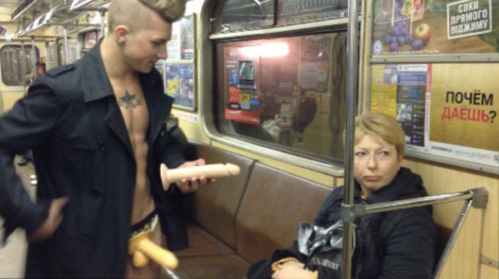 Неадекватный продавец в метро