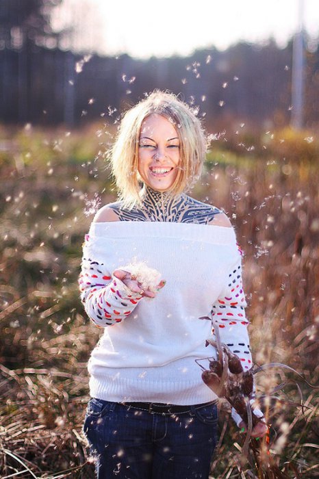 Девушка с татуировкой на шее