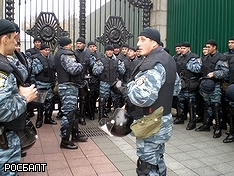 Митингующие штурмуют администрацию Януковича, Украина близка к чрезвычайному положению Митингующие штурмуют администрацию Януковича, Украина близка к чрезвычайному положению