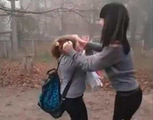 14 Летнюю школьницу из Новочеркасска избившую сверстницу посадили на 30 суток