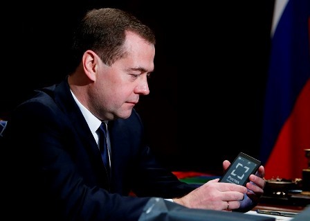 Д.Медведеву презентовали "российский смартфон"