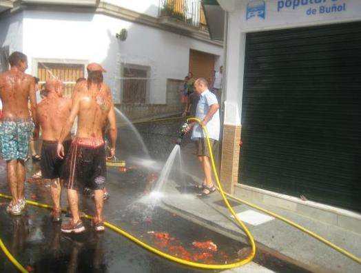 Томатное безумие: фестиваль Ла Томатина в Испании Томатное безумие: фестиваль Ла Томатина в Испании