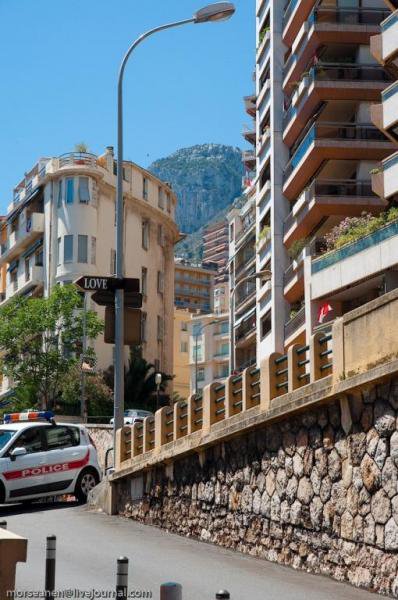 Монако - место, куда стекаются все деньги мира. Монако - место, куда стекаются все деньги мира.