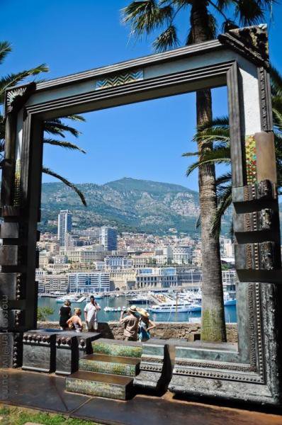 Монако - место, куда стекаются все деньги мира. Монако - место, куда стекаются все деньги мира.