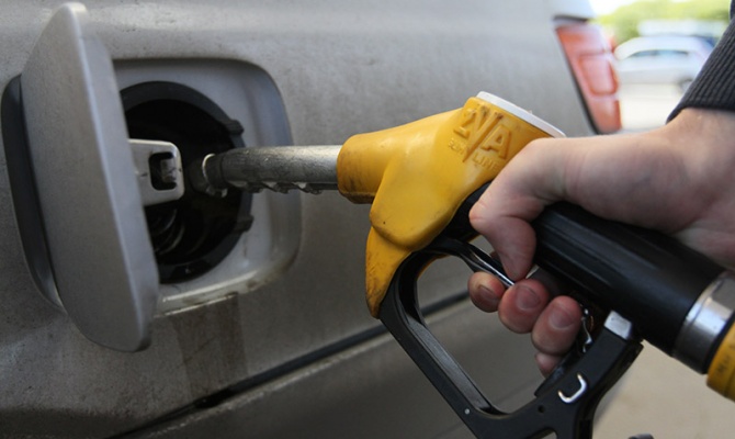 На автозаправках Красноярска неожиданно подешевел бензин