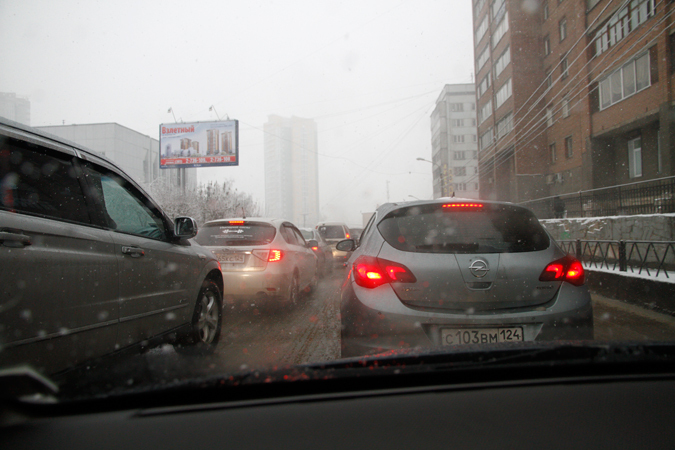 Из-за снегопада в Красноярске на дороге «встретились» 15 машин!