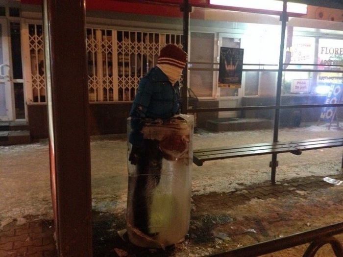 На Красноярских остановках стоят замерзшие люди