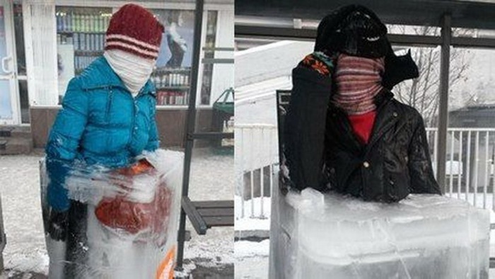 На Красноярских остановках стоят замерзшие люди