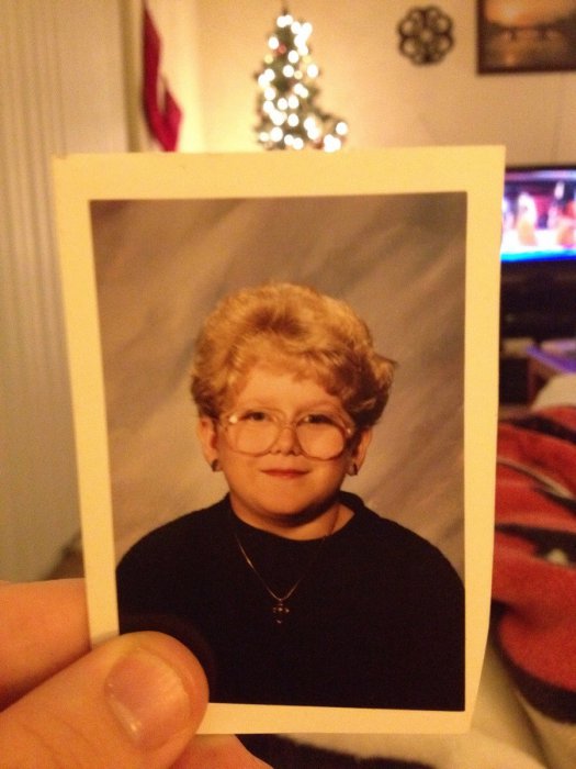 Мужчина нечаянно прославил жену, вдохновив интернет ее детским снимком на новый мем: "60-летняя девочка"