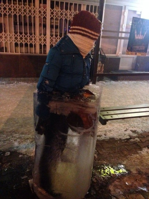 На Красноярских остановках стоят замерзшие люди