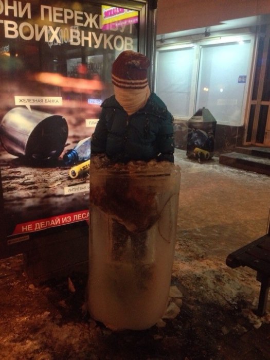 На Красноярских остановках стоят замерзшие люди