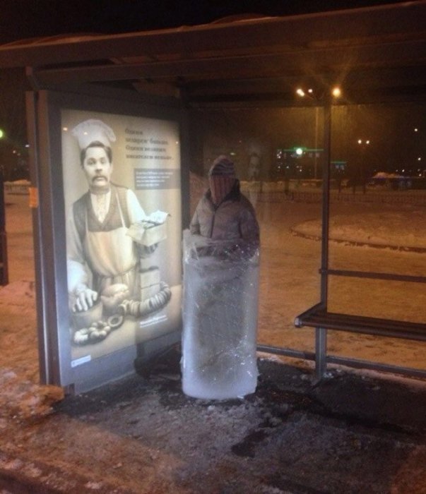 На Красноярских остановках стоят замерзшие люди