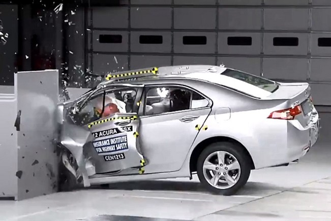 Названы самые безопасные машины 2014 года