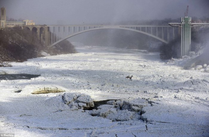 Ниагарский водопад замерз