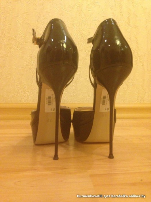 Как девушка босоножки продавала