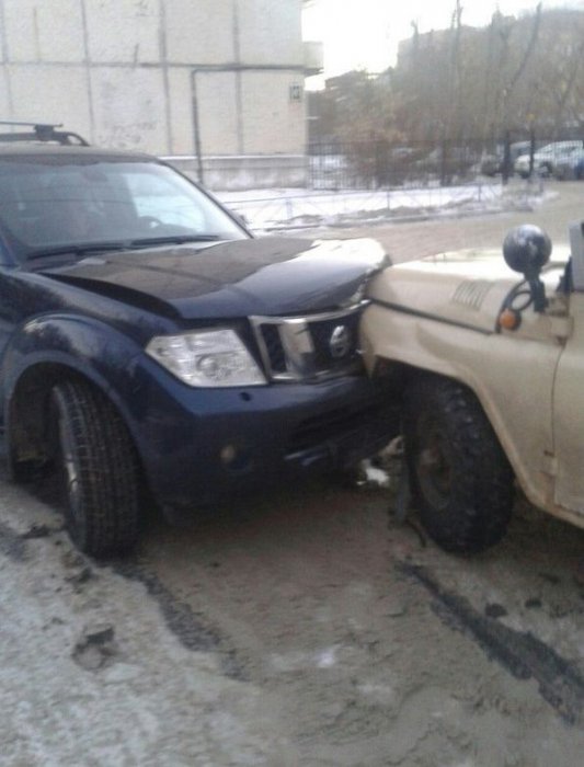 Nissan Pathfinder против УАЗа