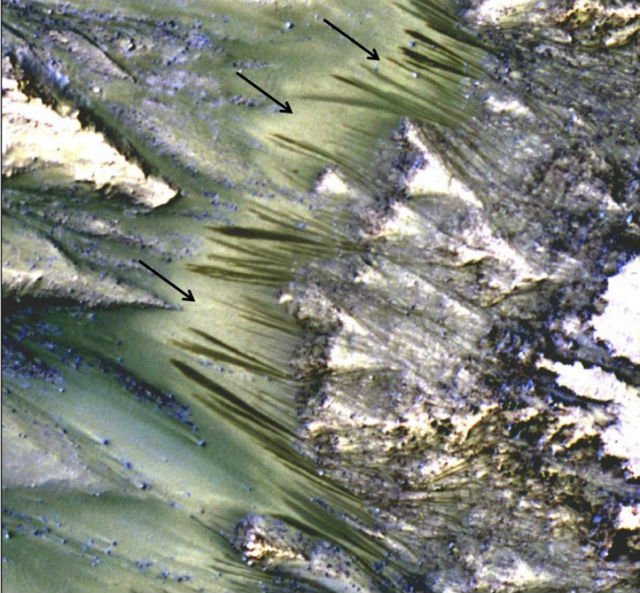 Орбитальный аппарат NASA обнаружил на Марсе признаки текущей воды