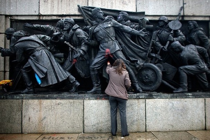 В Болгарии раскрасили памятник советским солдатам