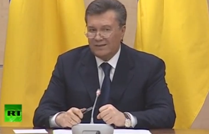 Янукович утверждает, что никуда не сбегал (прямой эфир)