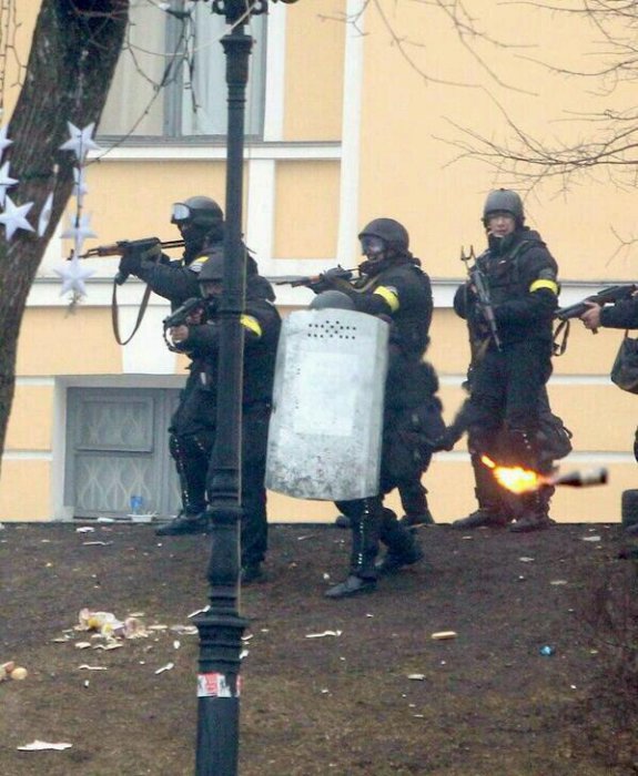 На Майдане стреляют в милицию (обновляется)