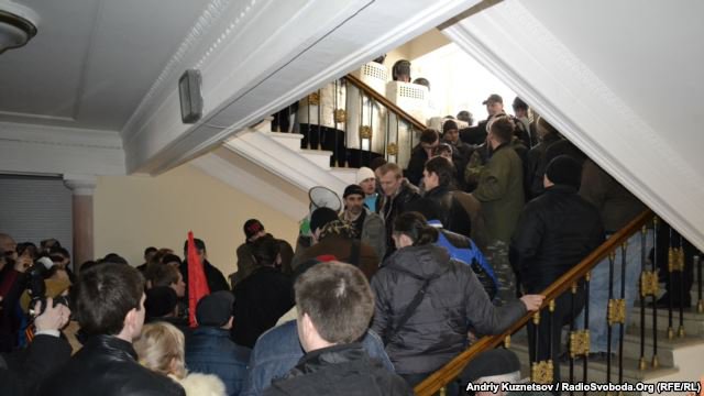 Пророссийски настроенные митингующие захватили здание обладминистрации в Луганске