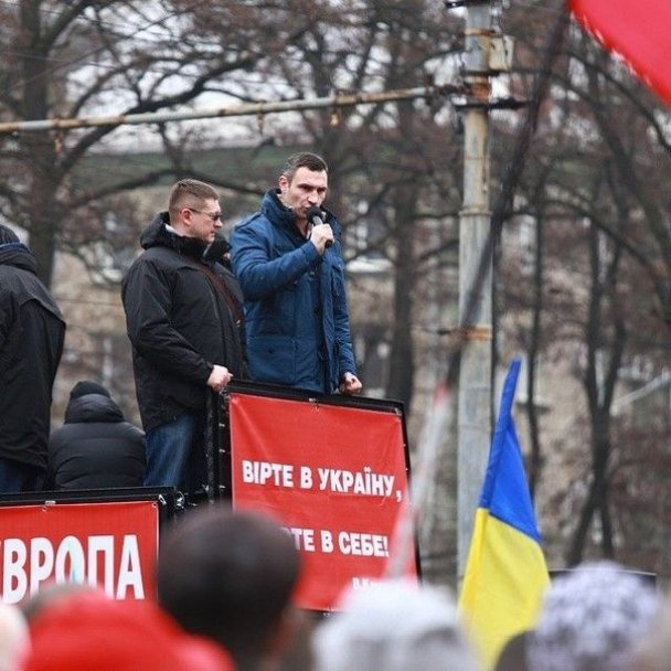 Кличко в Харькове забросали яйцами