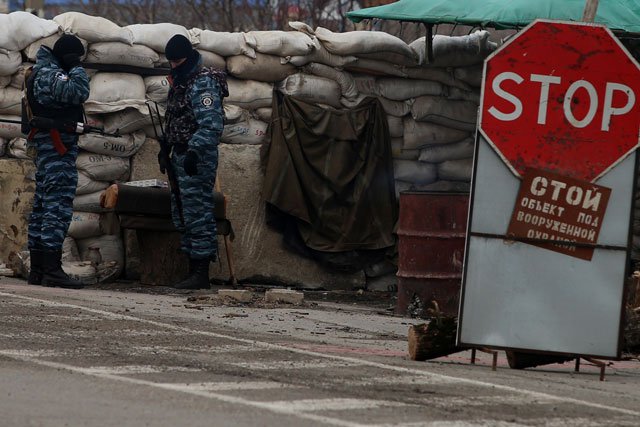 На границе Крыма украинские радикалы бросаются под военную технику
