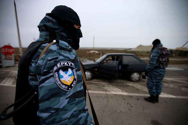 На границе Крыма украинские радикалы бросаются под военную технику