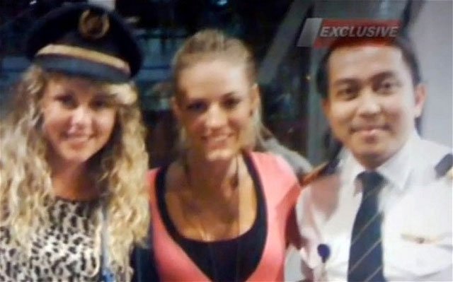 Пилот пропавшего "Боинга" развлекался с девушками на рабочем месте Пилот пропавшего "Боинга" развлекался с девушками на рабочем месте