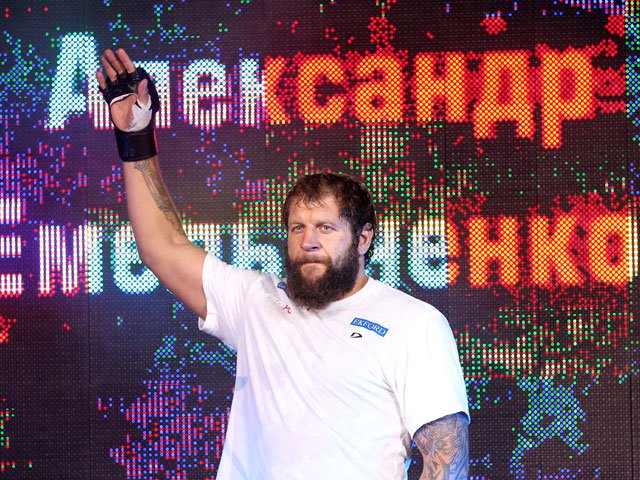 Квартиру Емельяненко обыскали по делу об изнасиловании Квартиру Емельяненко обыскали по делу об изнасиловании